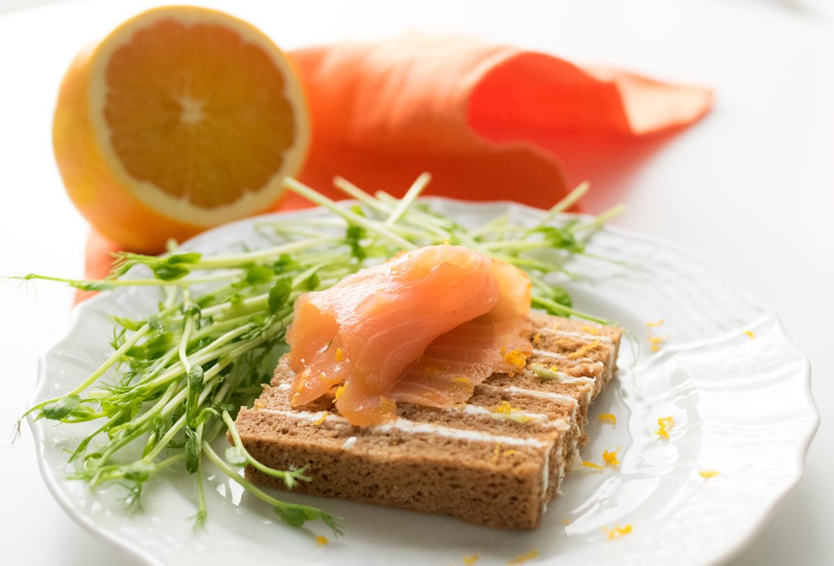 apelsinmarinerad lax på randig kavring