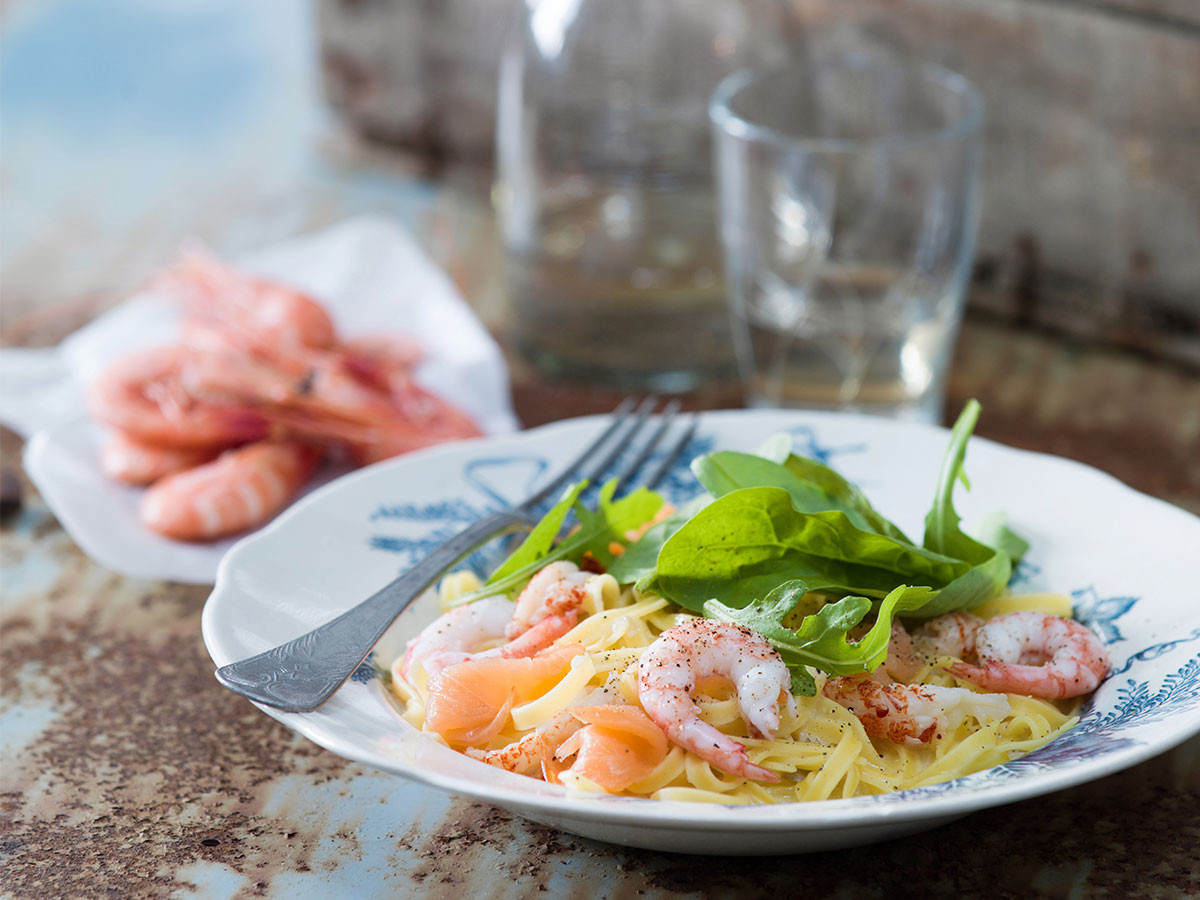Pasta med vitvinsås skaldjur och kallrökt lax