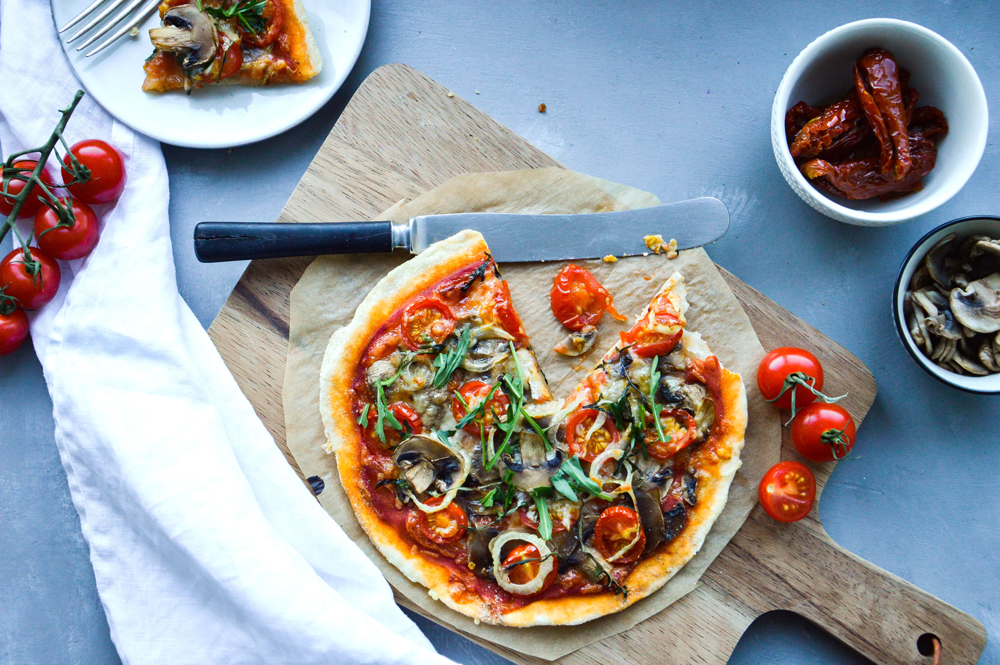 pizza med champinjoner och körsbärstomater