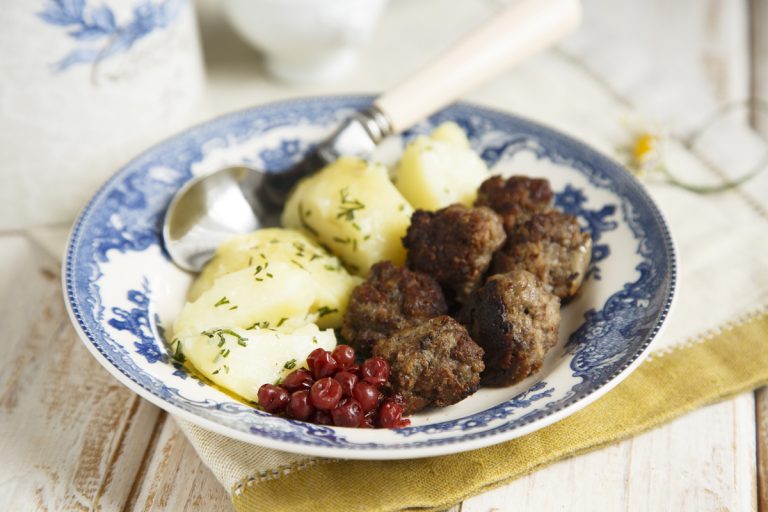 köttbullar med potatis och lingon